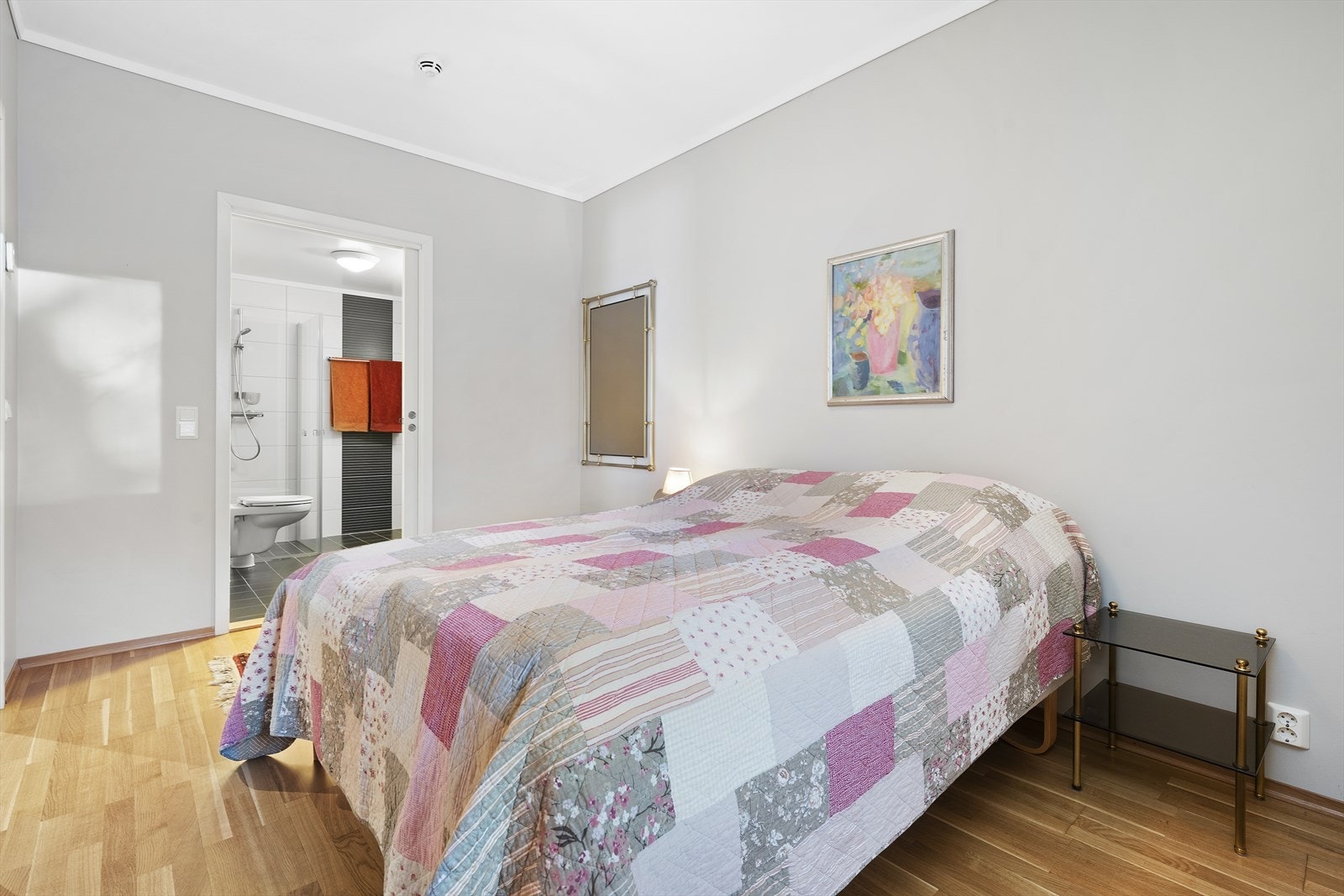 Inngang til bad fra soverom Galleribilde