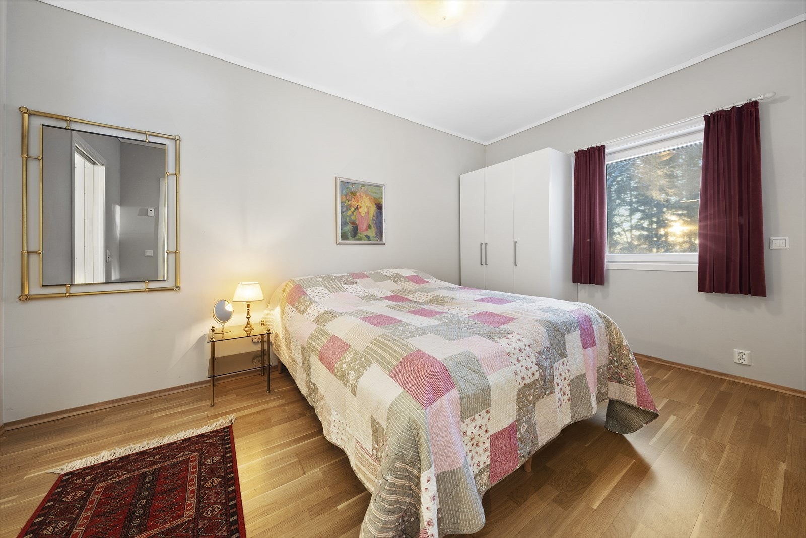 Hovedsoverommet er av god størrelse med plass til dobbeltseng, nattbord og garderobeløsning Galleribilde