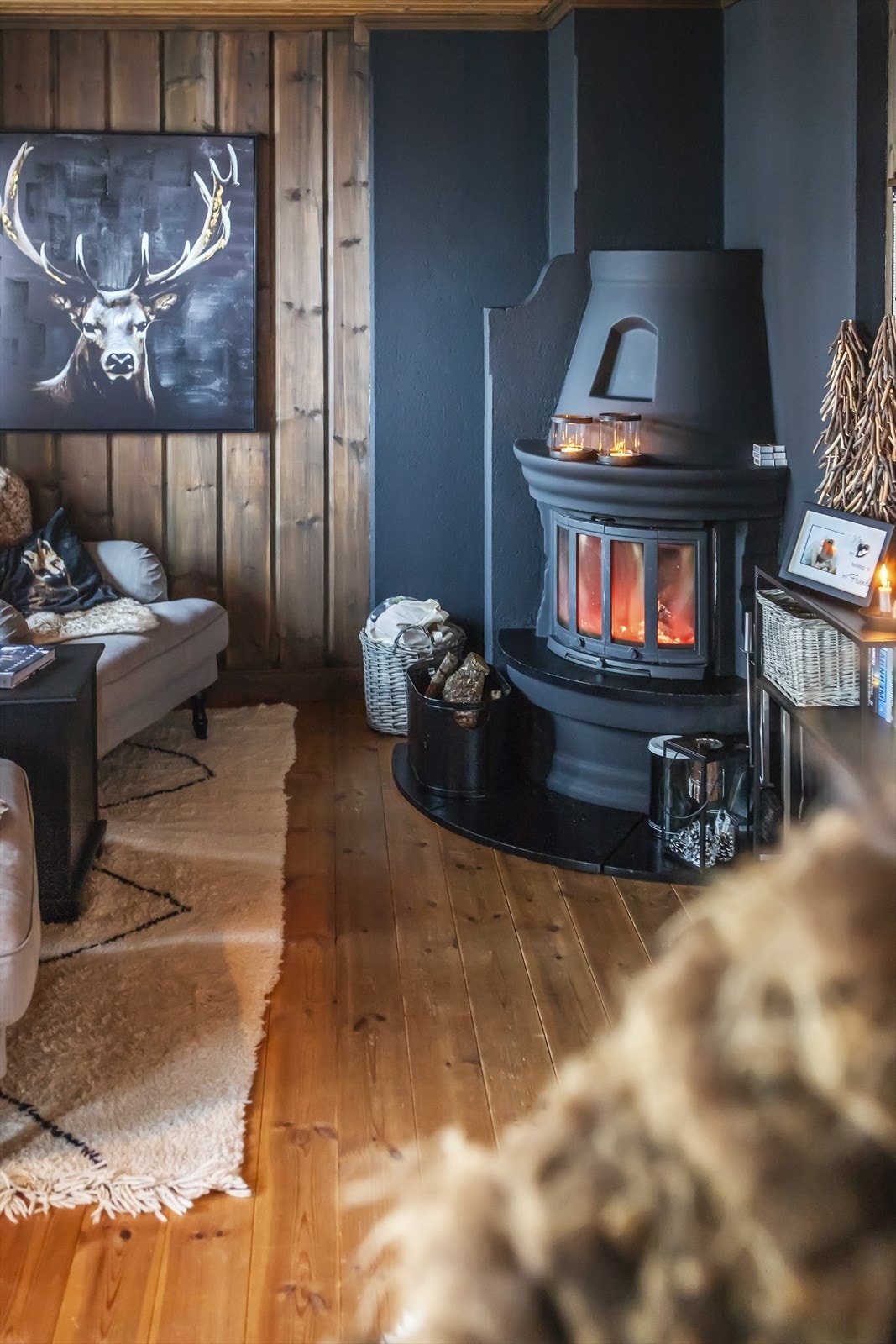 Sorte detaljer passer flott til de brunbeisede veggene Galleribilde