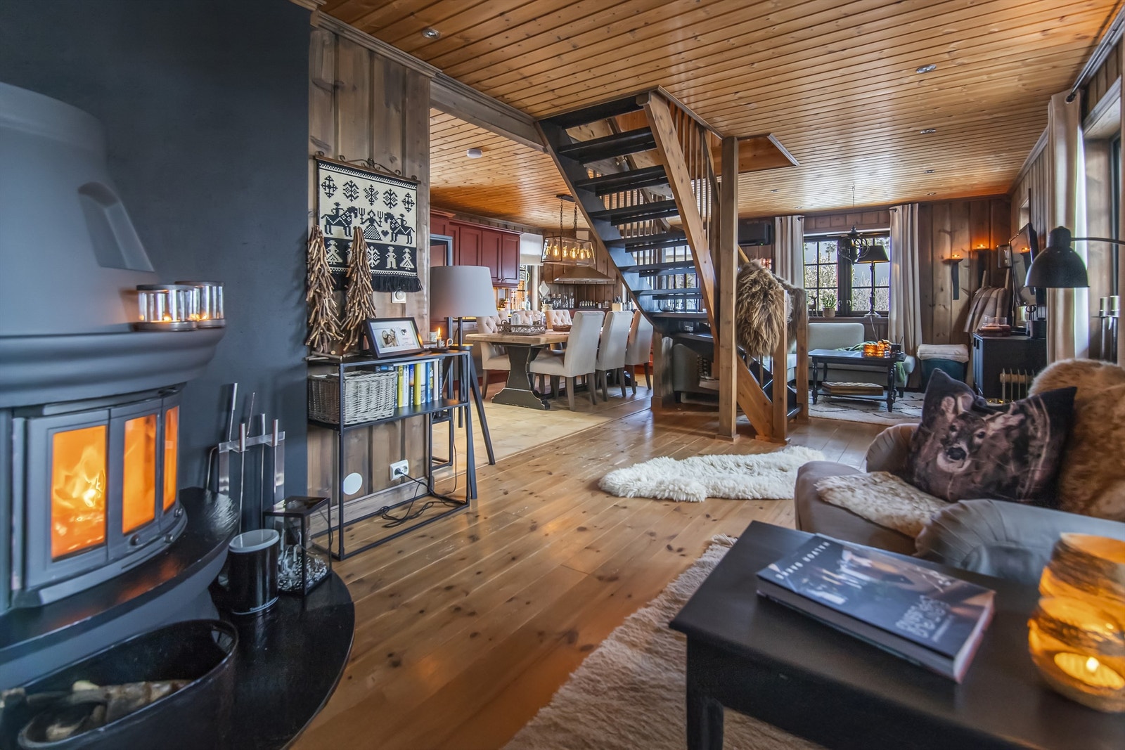 Flere soner i stuen gjør at man har god plass til familie og venner Galleribilde