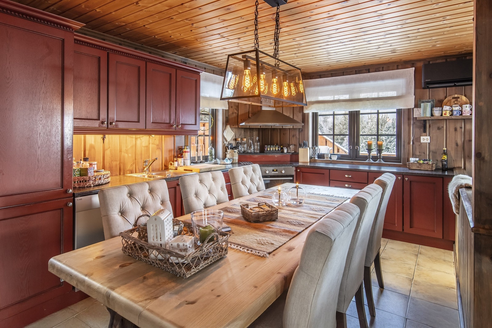 Fint hyttekjøkken med profilerte fronter og integrerte hvitevarer Galleribilde