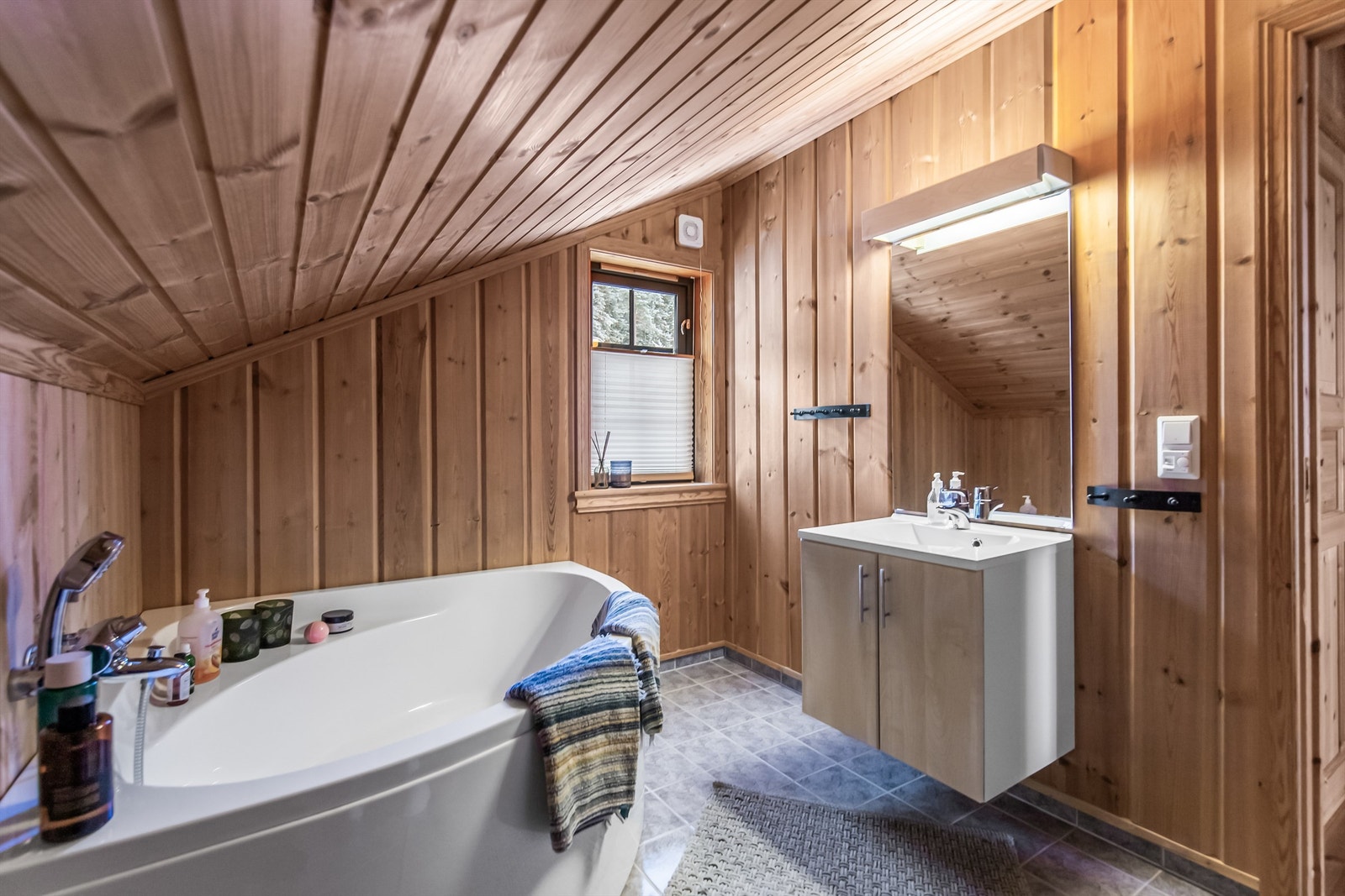 Flislagt gulv med varmekabler i gulv Galleribilde