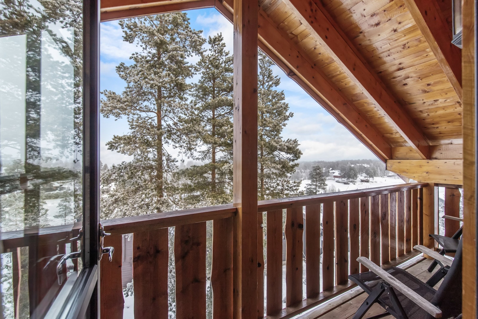 Koselig utsyn fra overbygget balkong Galleribilde