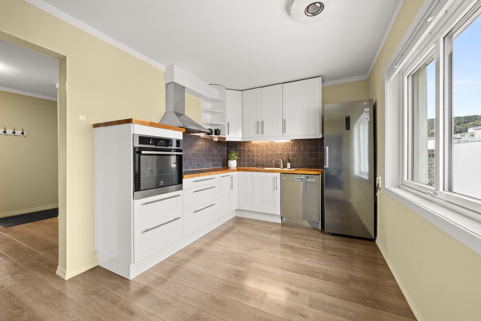 Pent kjøkken med innredning fra Ikea Galleribilde