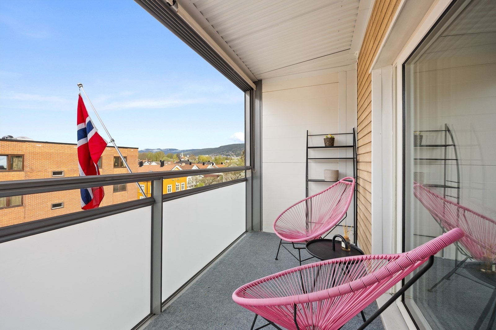 Fra stuen er det adkomst til innglasset balkong Galleribilde