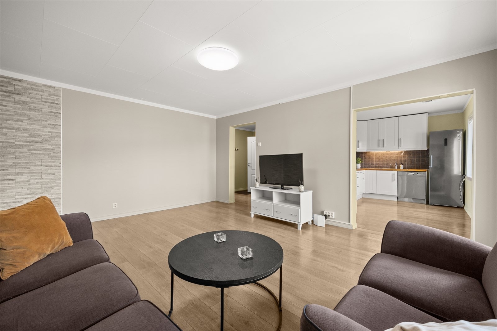 Stuen gir god plass for sofagruppe og tv-møblement Galleribilde