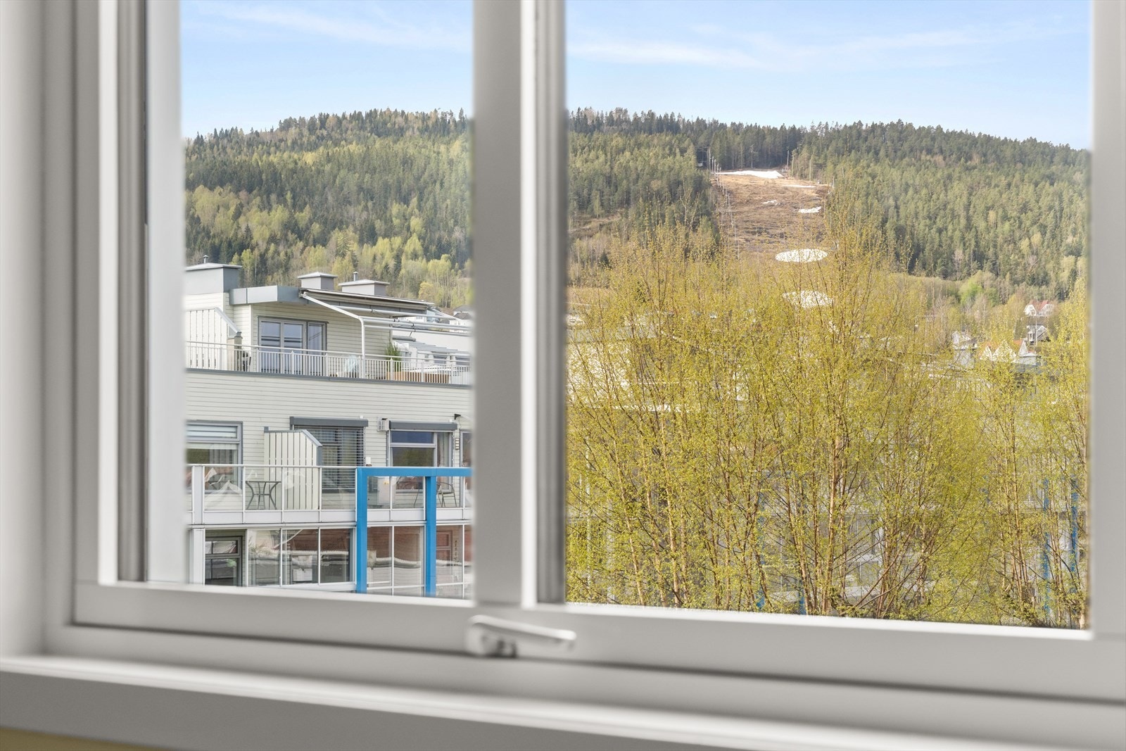 Hyggelig utsikt fra kjøkkenvindu Galleribilde