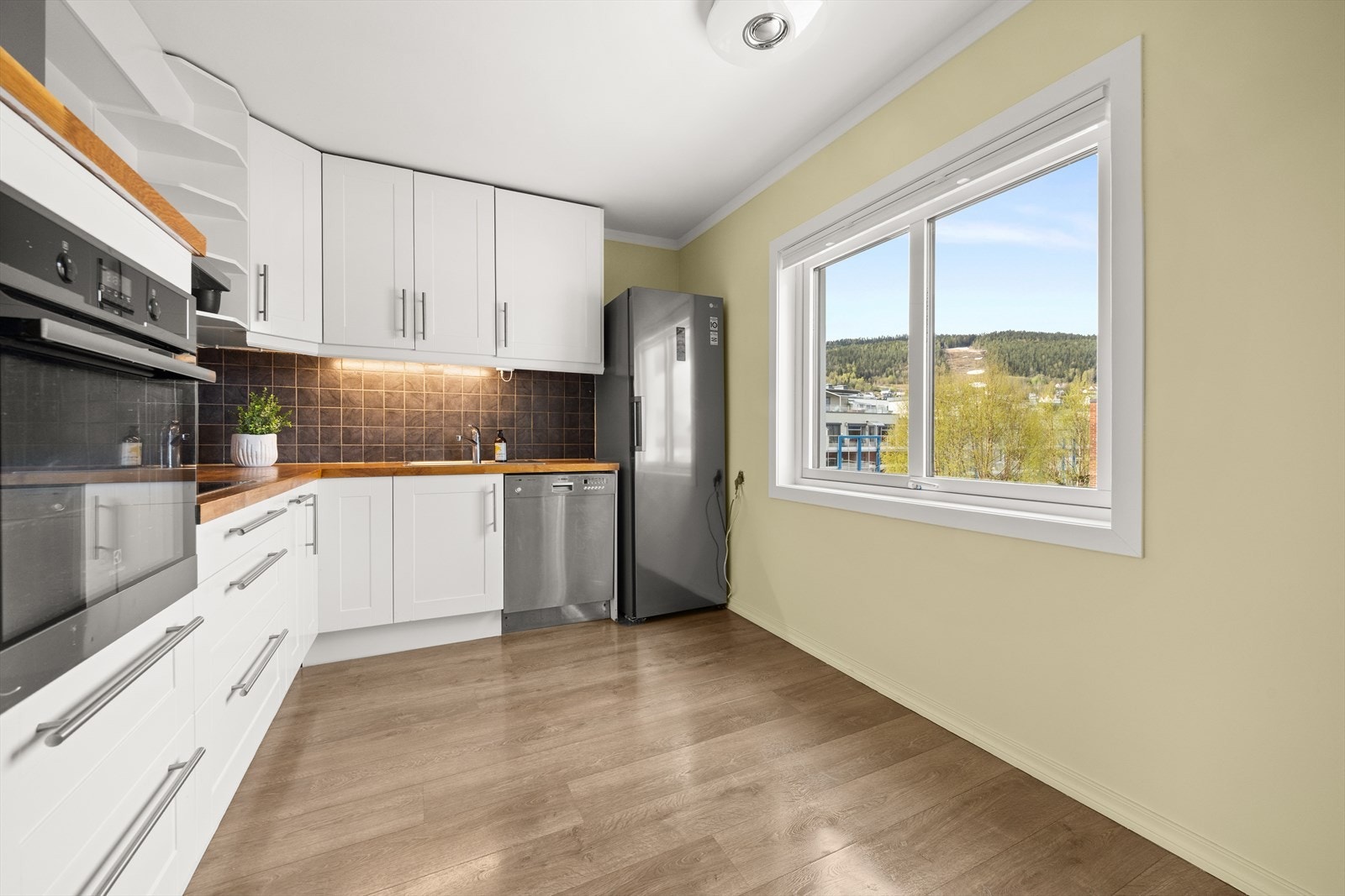 Benkeplaten er i laminat med nedfelt utslagsvask Galleribilde