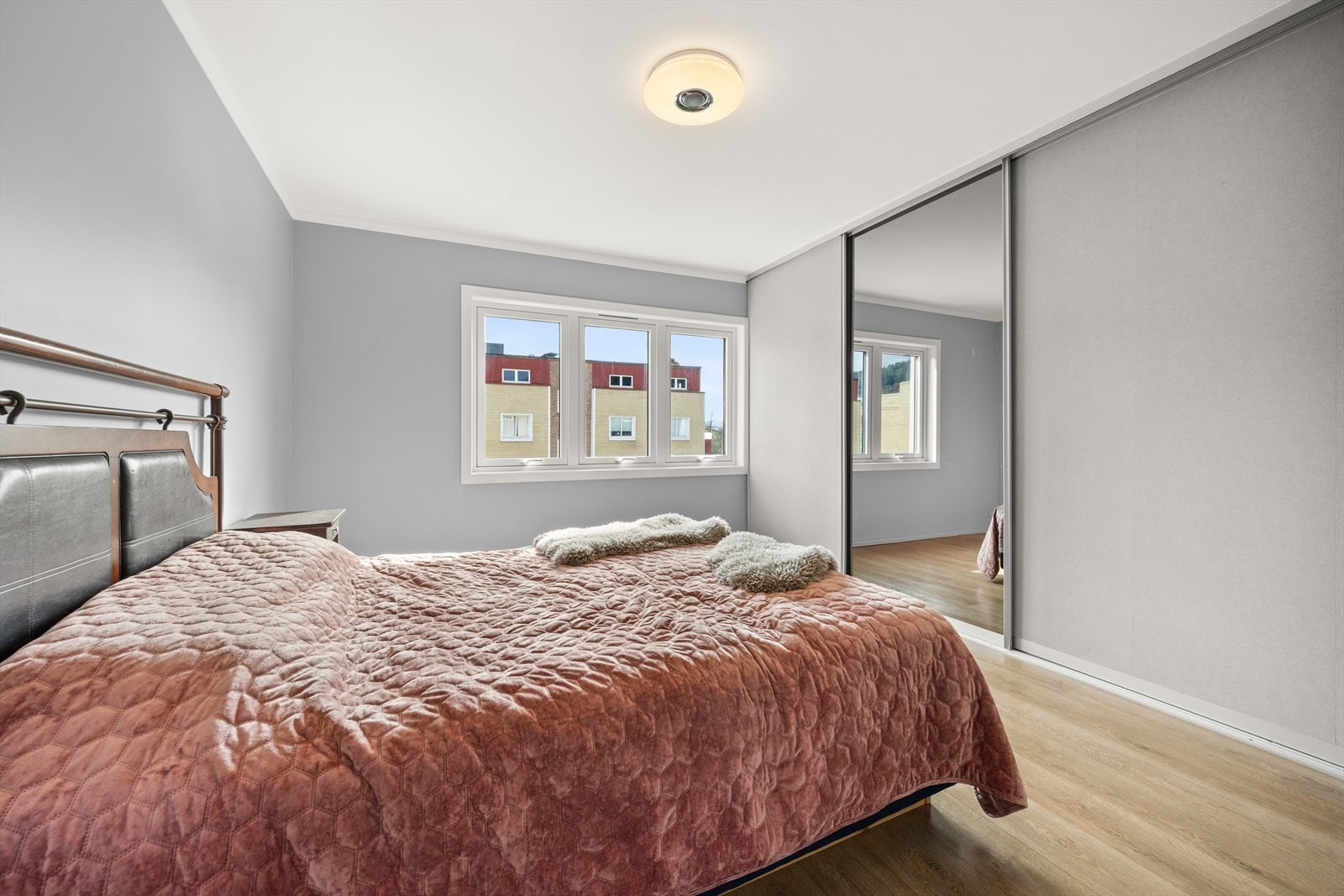 Skyvedørsgarderobe med plass for oppbevaring Galleribilde