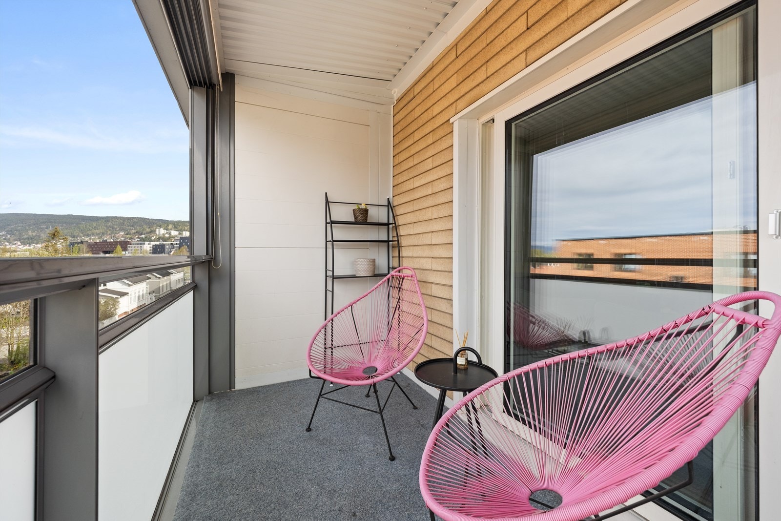 Balkongen er på ca. 7m2 Galleribilde