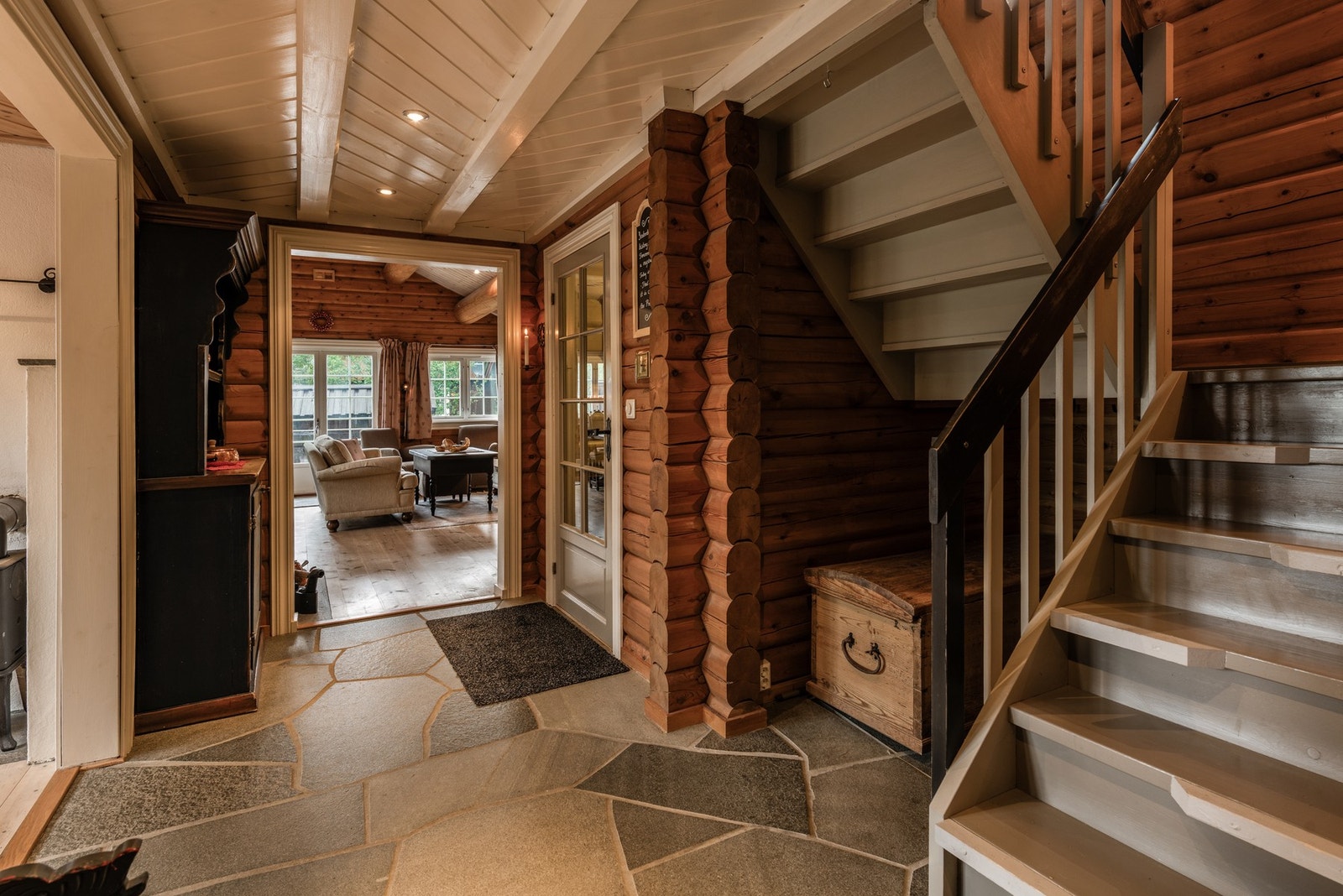 Gang med trappeløp opp til 2.etasje Galleribilde