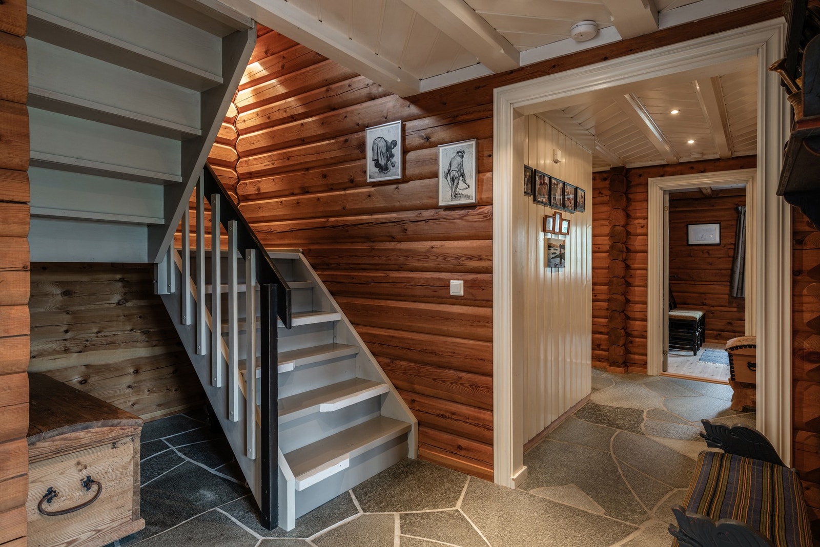 Hall/gang med trappeløp opp til 2.etasje Galleribilde