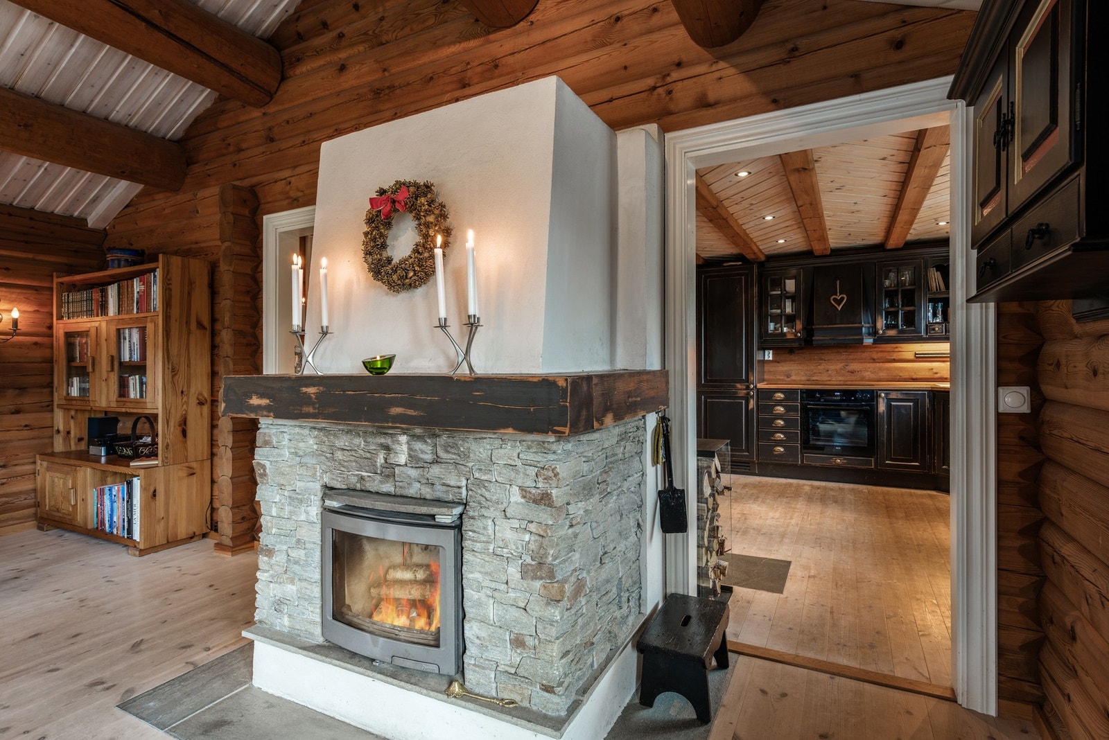 Flott peis i stue/spisestue med innebygget ovn Galleribilde