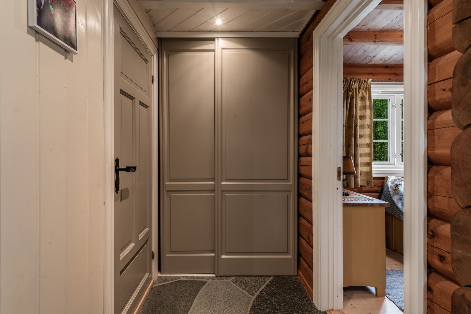 Gang med innebygget garderobeskap Galleribilde