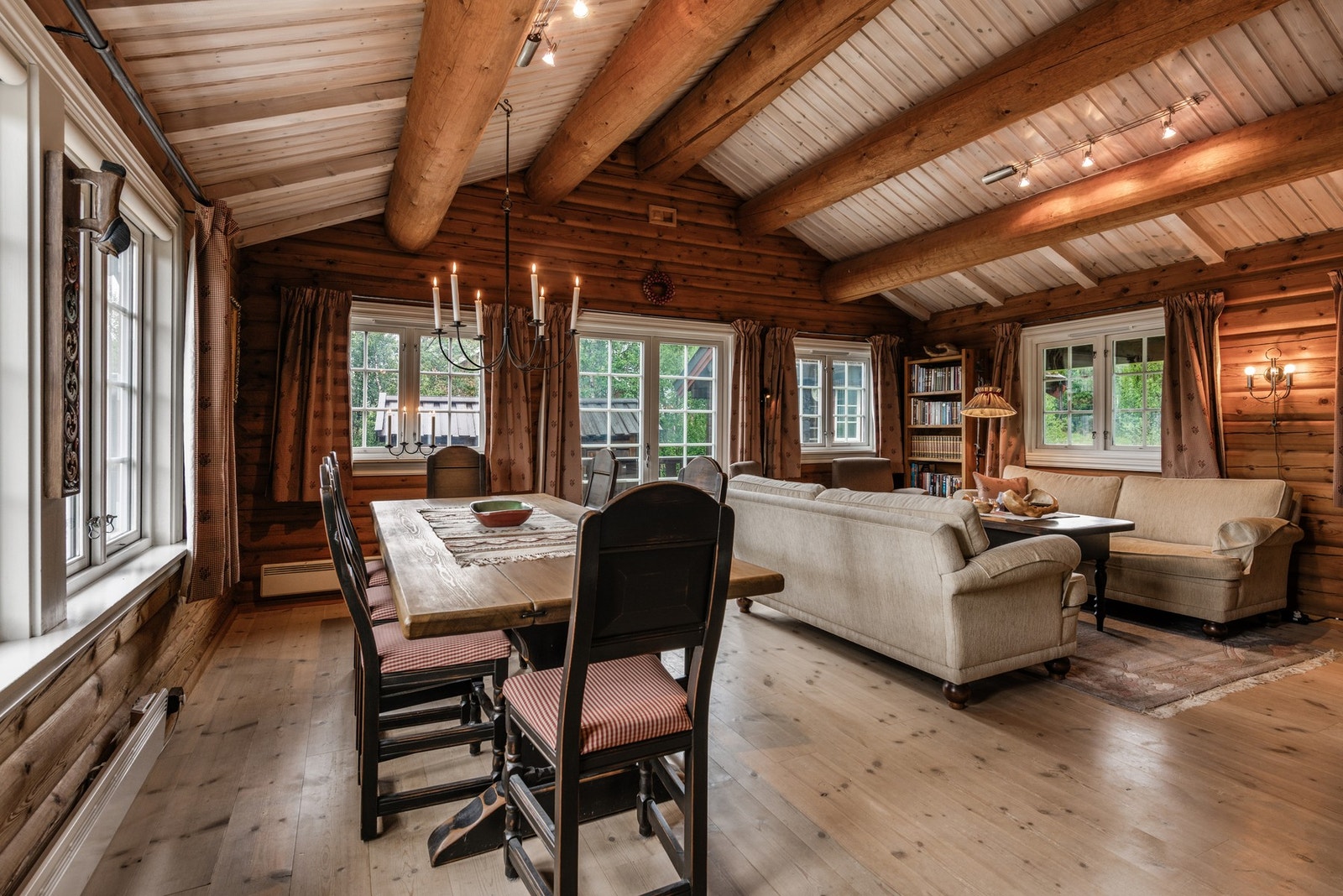 Plass til sitte- og spisegruppe Galleribilde