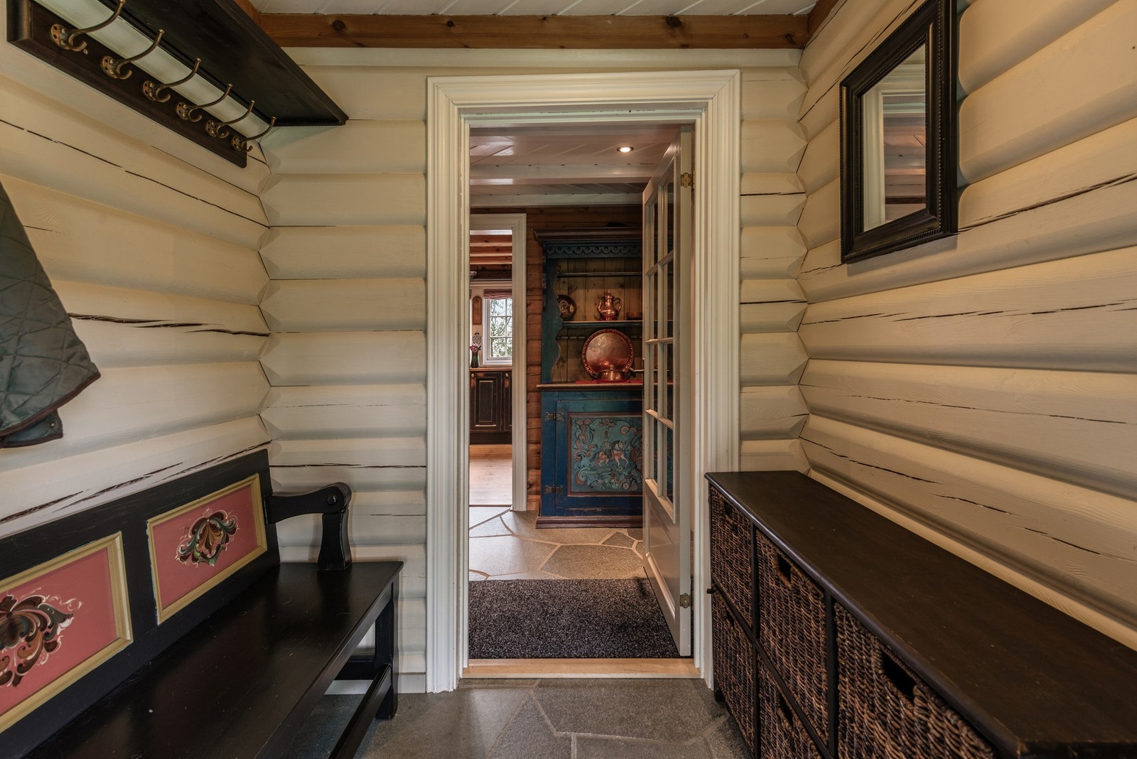 Praktisk inngangsparti med varme i gulvet, noe innfelte downlights. Galleribilde