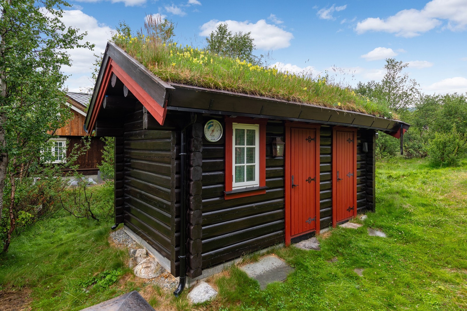 Uthus med to boder Galleribilde