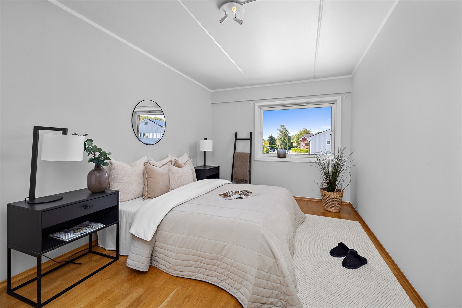 Soverommet har parkett på gulv og malte, glatte flater. Galleribilde