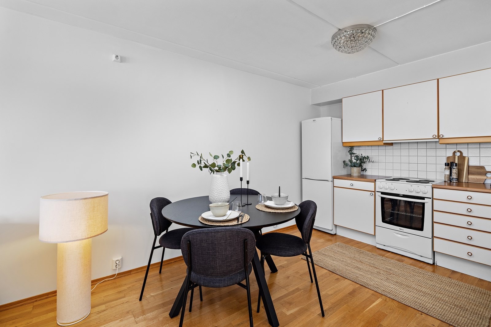 Kjøkkenet har opplegg for oppvaskmaskin, og komfyr kan medfølge. Galleribilde