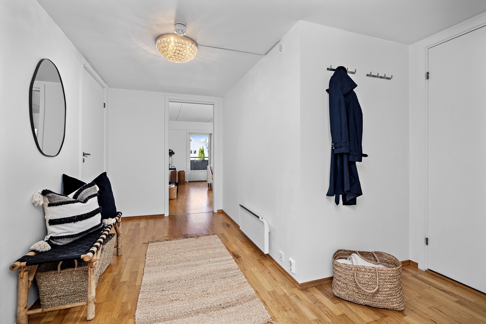 Gangen har plass til yttertøy og sko, og leder videre innover i boligen. Galleribilde