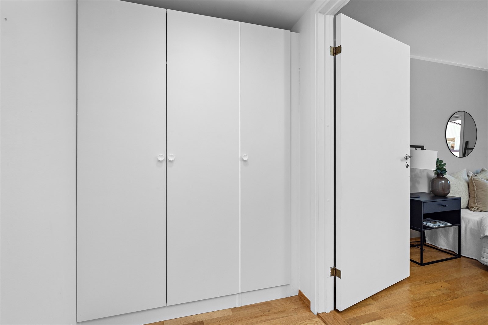 Soveromsgangen har praktiske, innebygde garderobeskap for god oppbevaring. Galleribilde