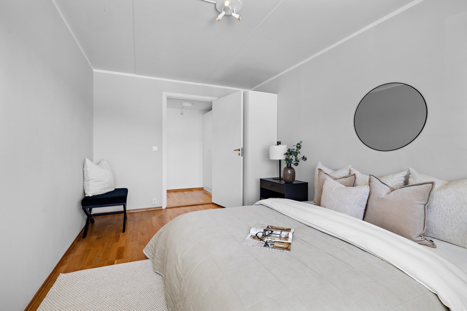 Rommet har plass til dobbeltseng og tilhørende møblement. Galleribilde