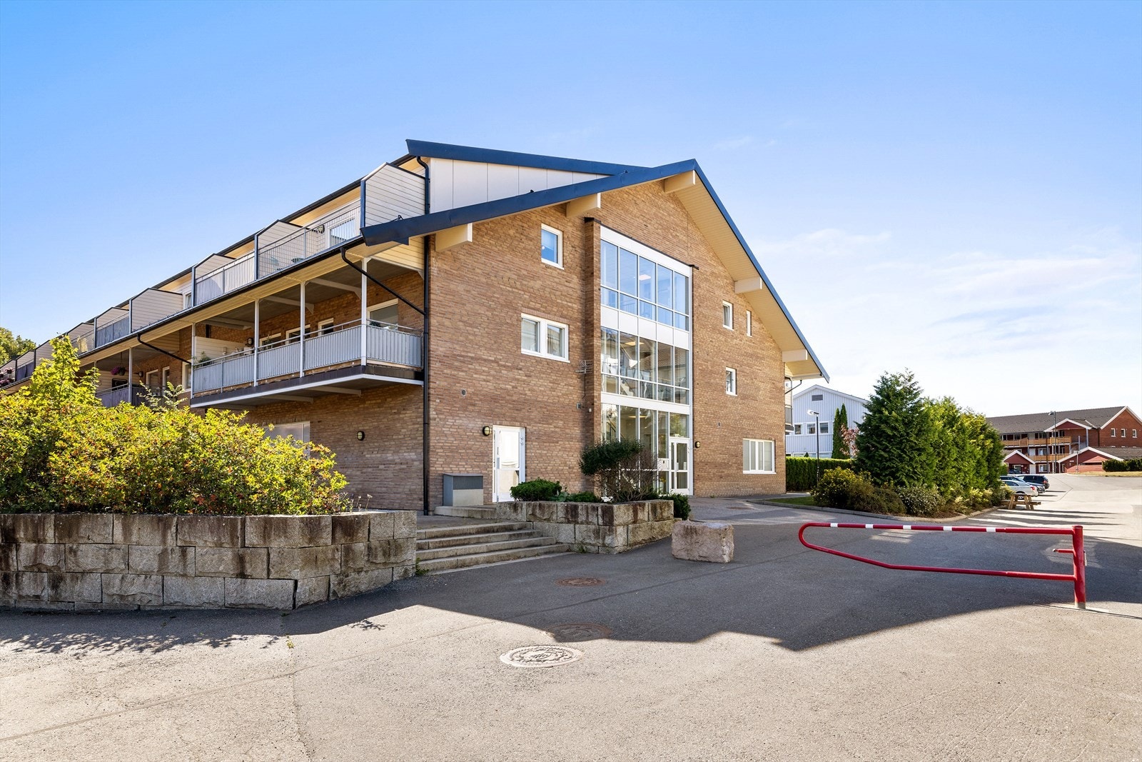 Bygget fra 2003 har en vedlikeholdsvennlig fasade kledd med teglstein. Galleribilde