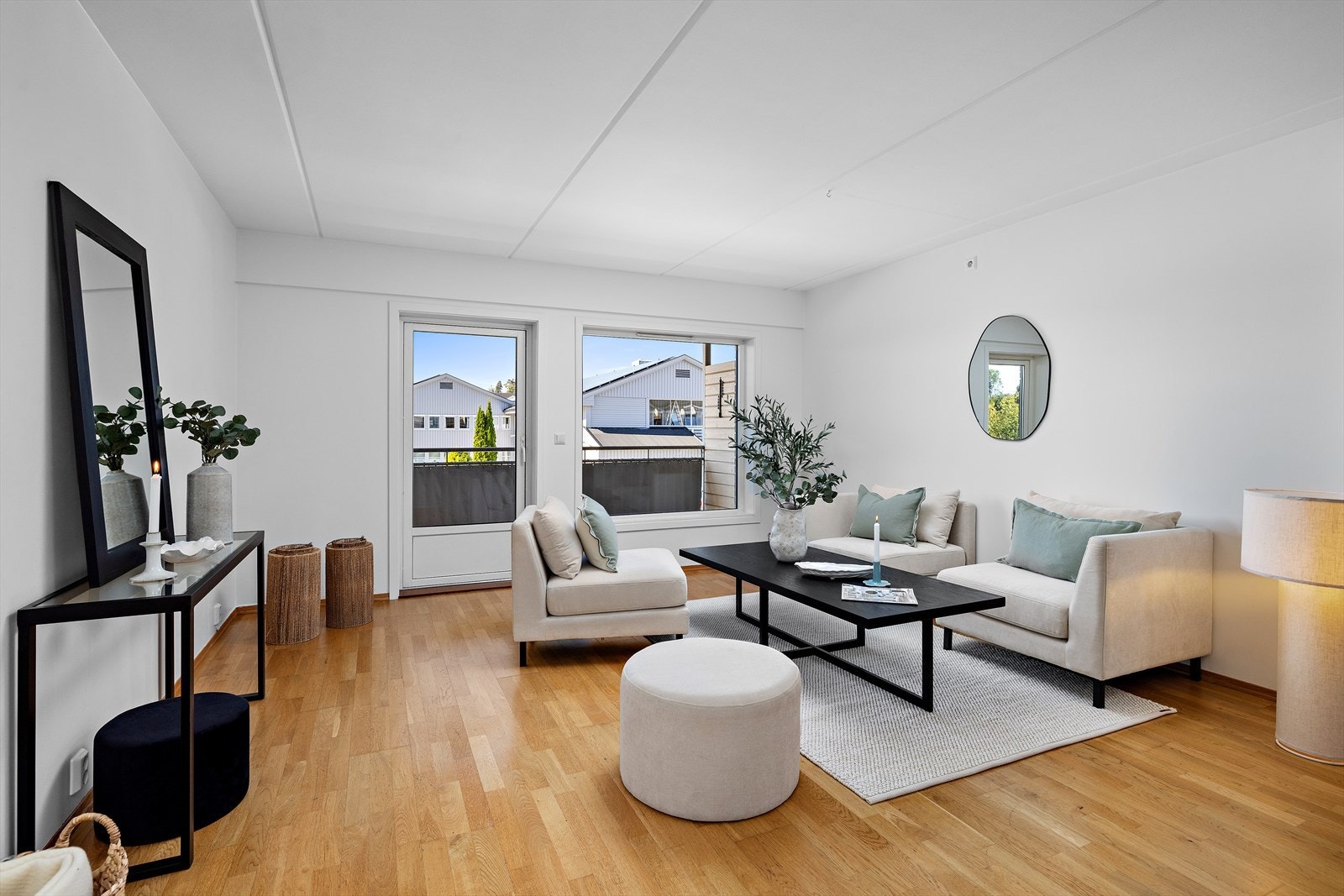 Stuen har gjennomgående parkettgulv og malte, glatte flater på veggene. Galleribilde