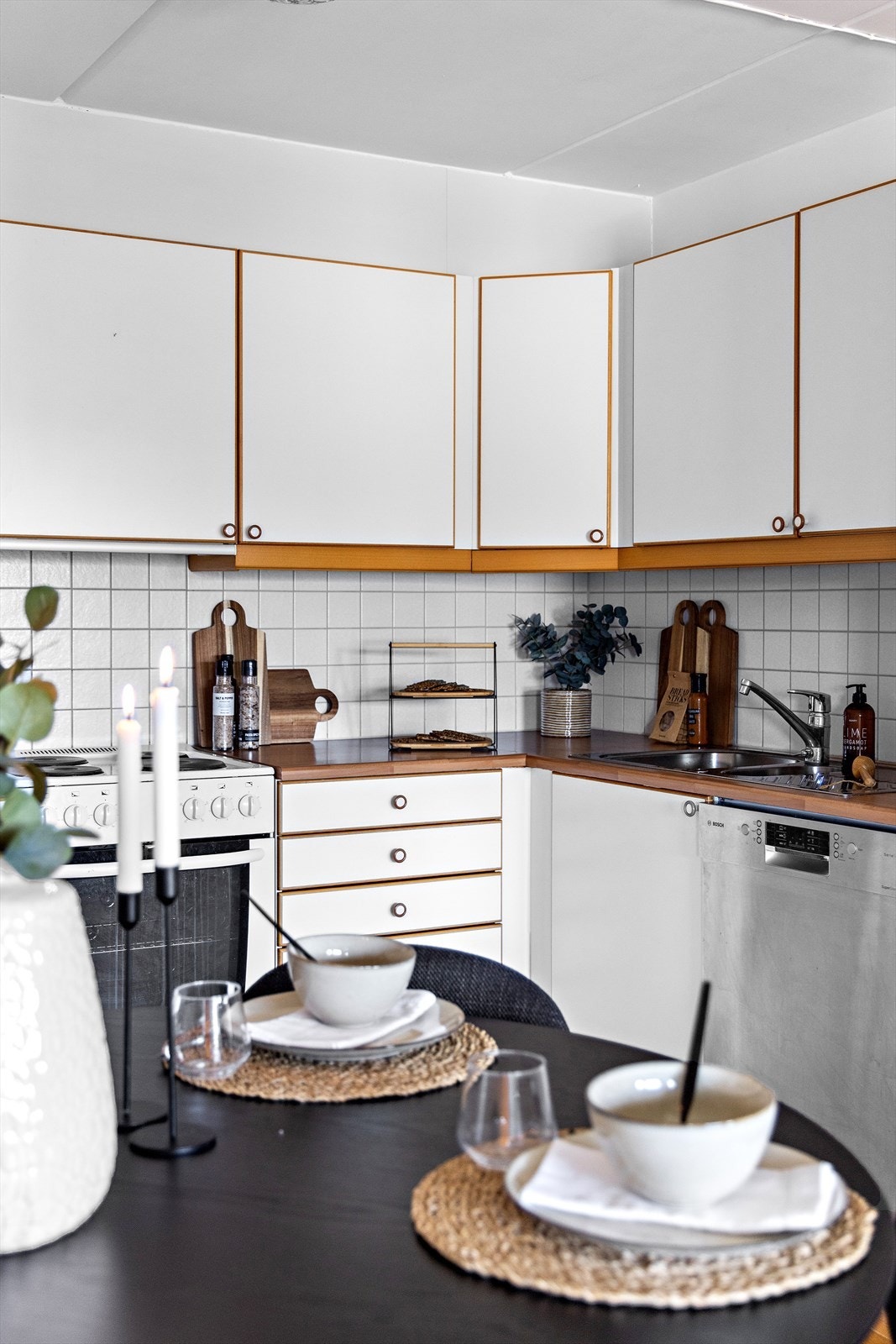 Benkeplaten er i laminat med stål oppvaskkum, og det er fliser på veggen over. Galleribilde