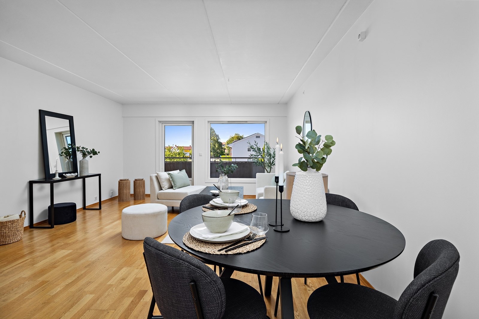 Her er det god plass til både en romslig sofagruppe og et spisebord. Galleribilde