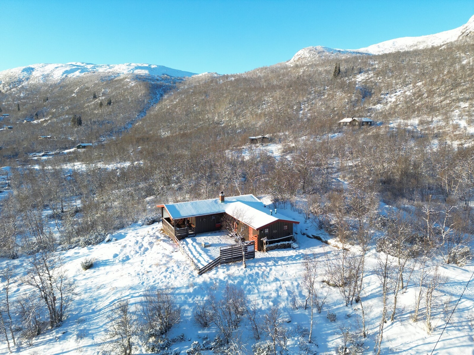 Området ligger ved foten av Hardangervidda - Nord-Europas største høyfjellsplatå - og byr på fantastiske turmuligheter året rundt. Galleribilde