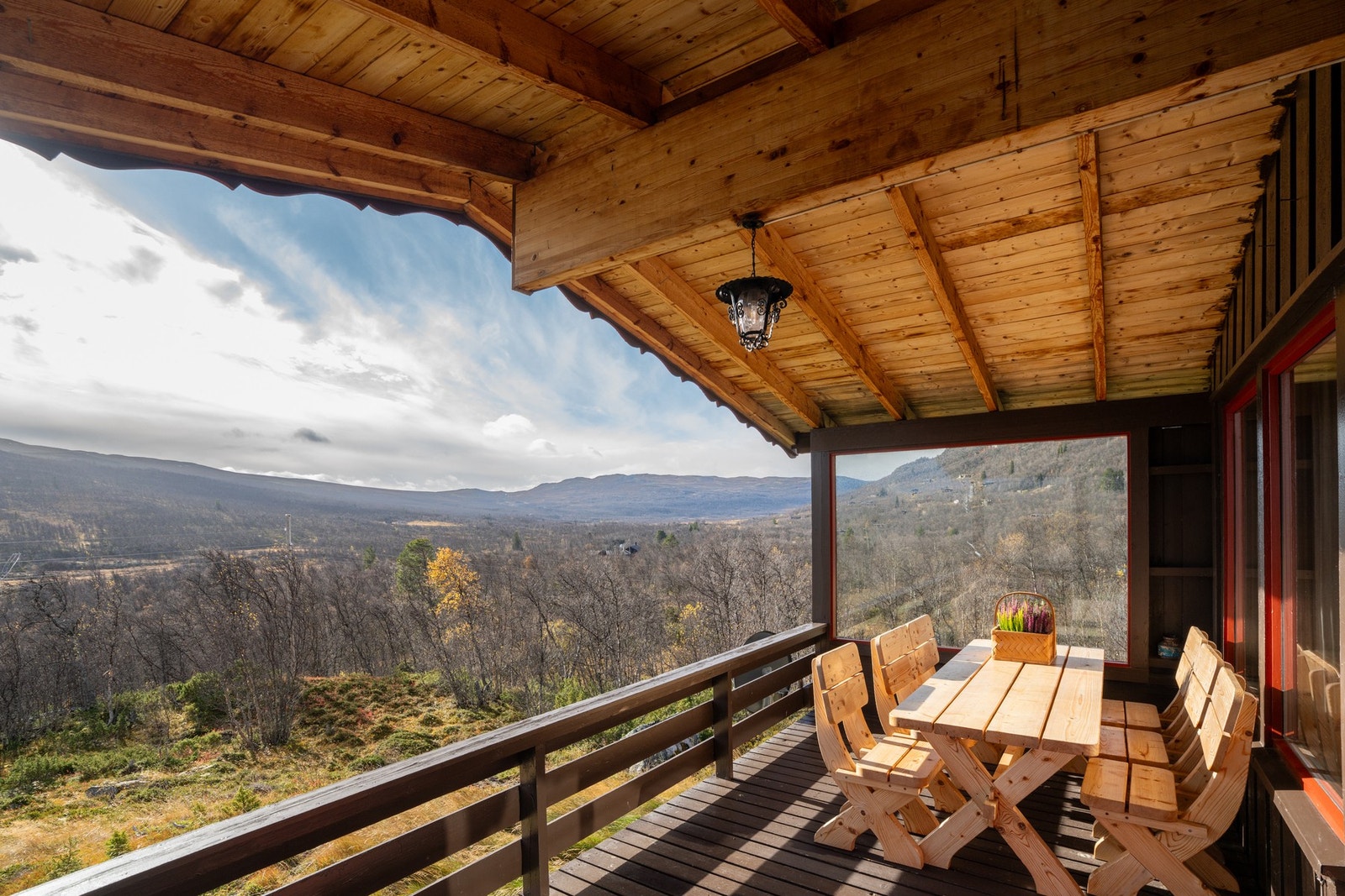 Hytta ligger i skrånende terreng mot syd. Gode sol- og lysforhold. Galleribilde