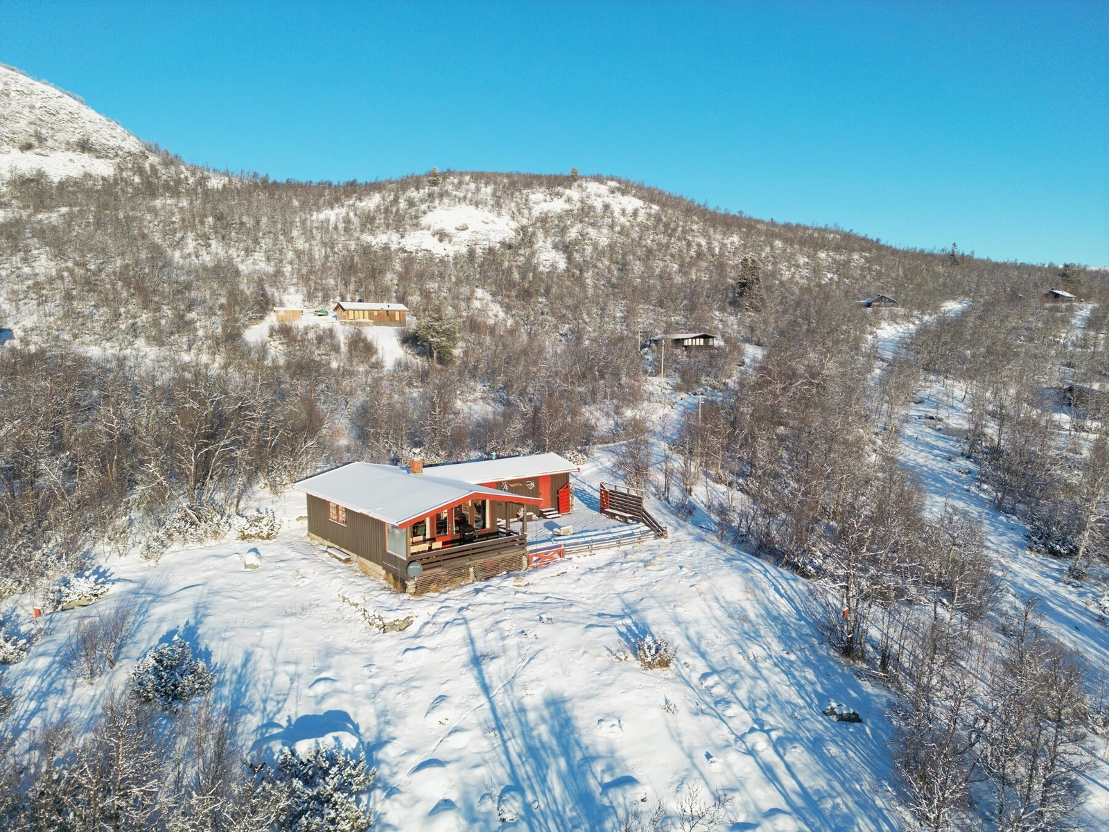 Eiendommen har en attraktiv og usjenert beliggenhet på ca 987 moh. ved Gvonnestulen i Jønndalen, Nore og Uvdal kommune. Galleribilde