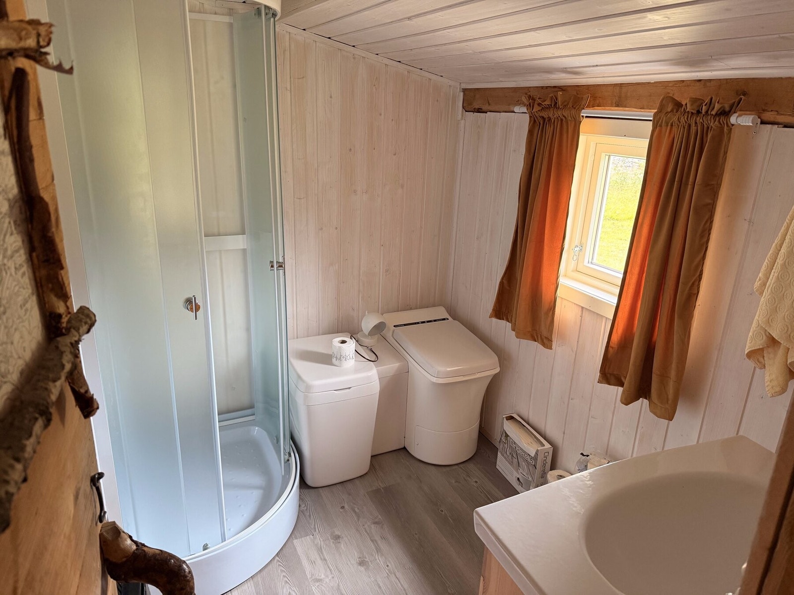 Bad med adkomst fra entré Galleribilde