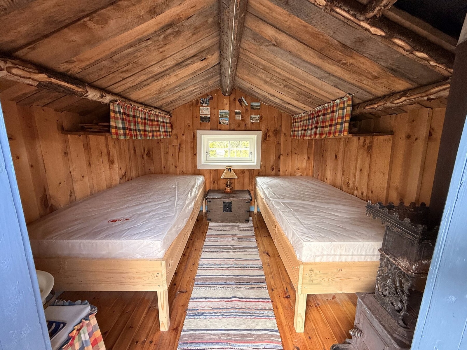 Laftebygningen er innredet med soveplasser Galleribilde