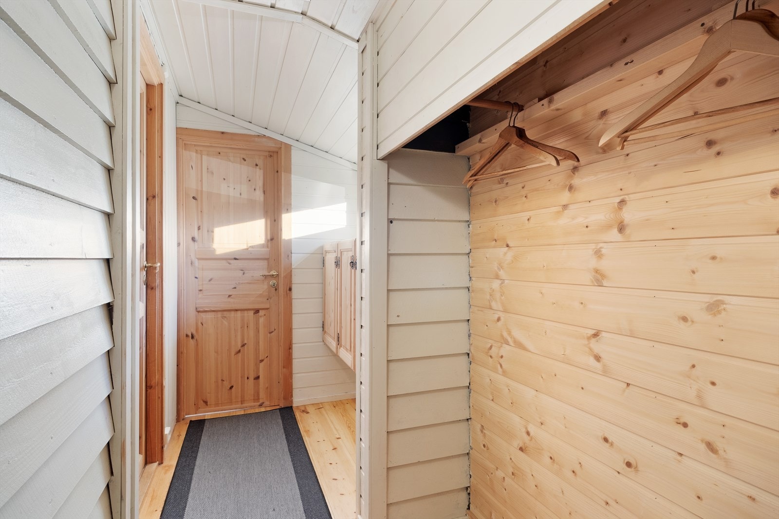 Ved inngangen er det plass til oppheng av ytterklede. Galleribilde