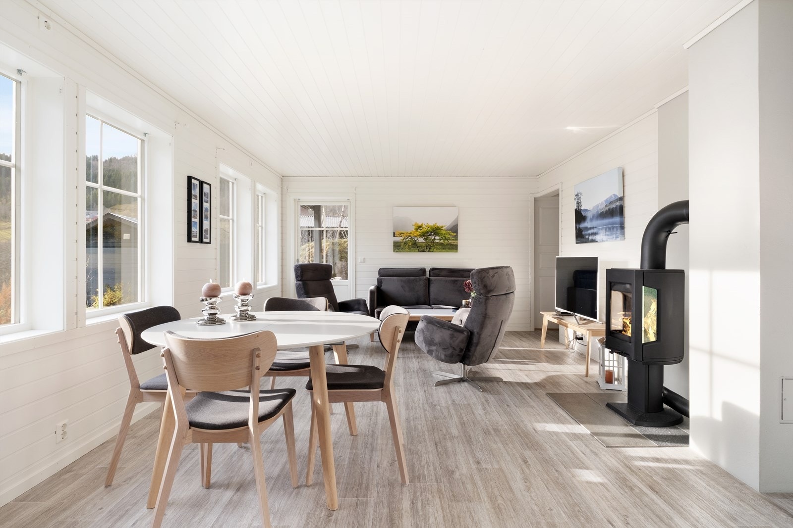 Stova kjem i ei opa løysing med kjøkkenet. Galleribilde