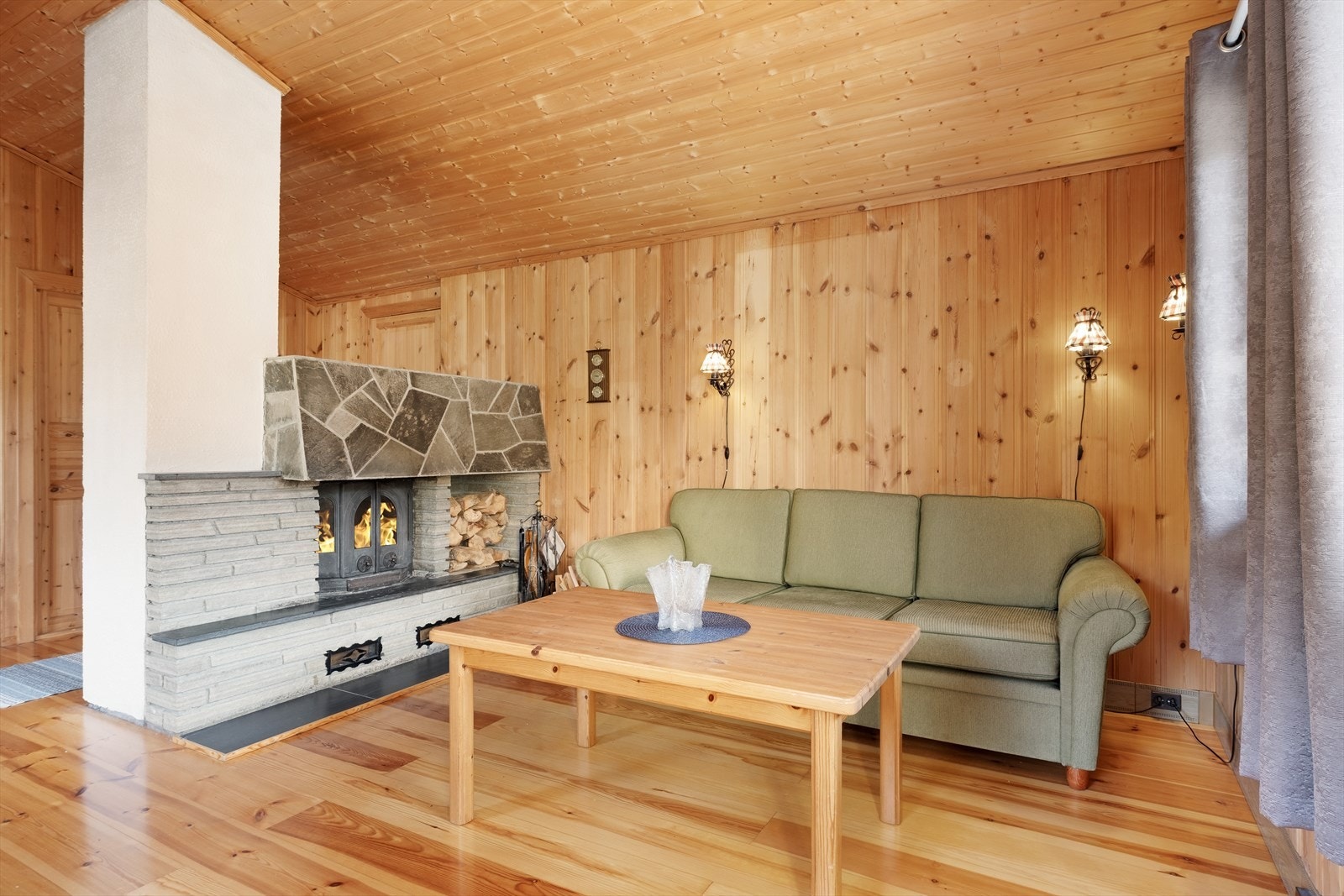 Her er det koseleg peis innkledd med skifer og mur, og 2 utgangar ut til stor terrasse. Galleribilde