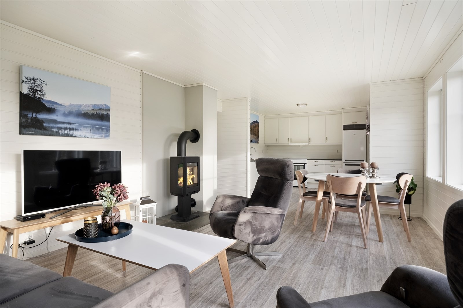 Som ekstra oppvarmingskjelde er det montert vedomn med glasdør i stova. Galleribilde