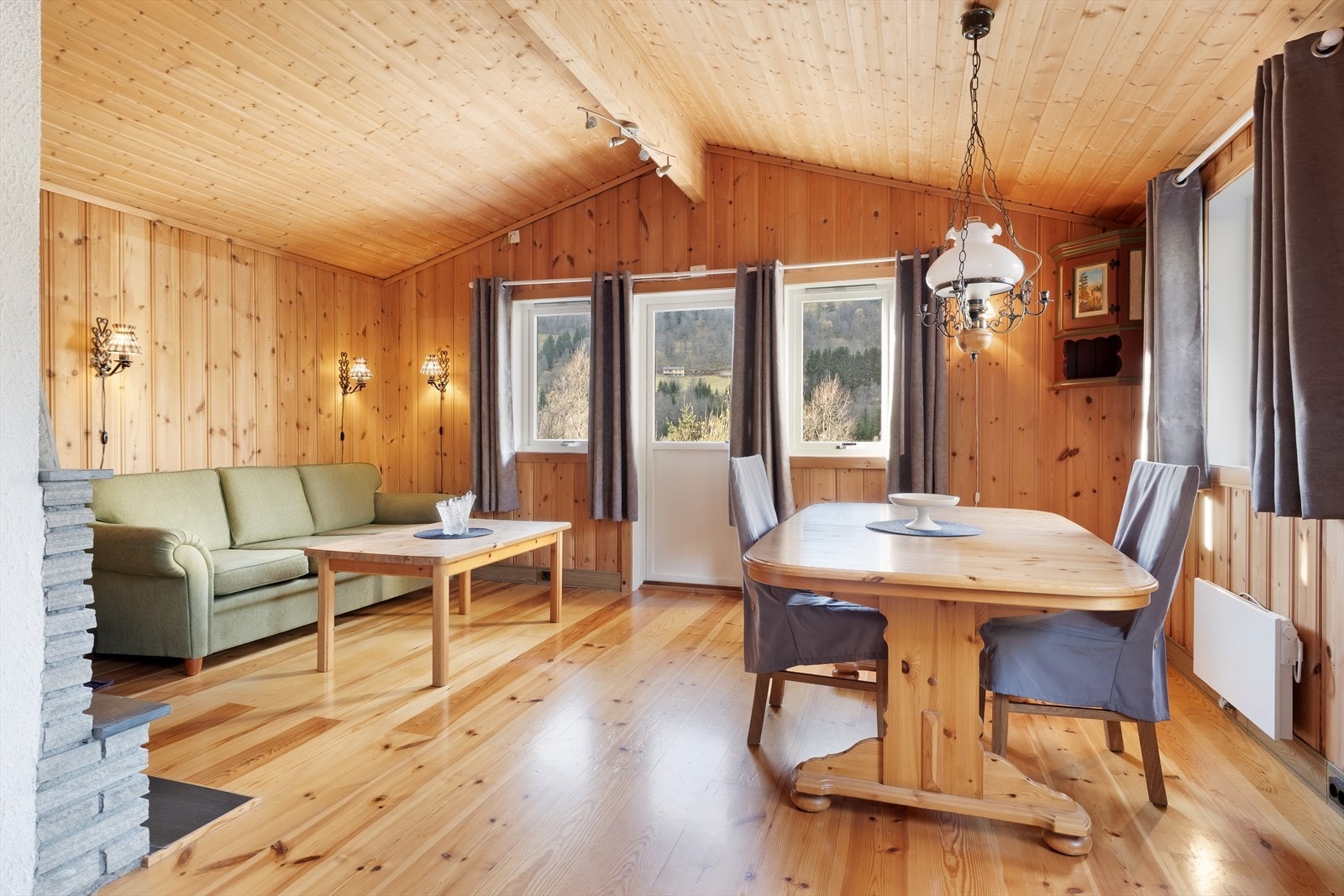 Stove og kjøkken kjem i ei opa løysing med plass til både sitte- og etegruppe. Galleribilde