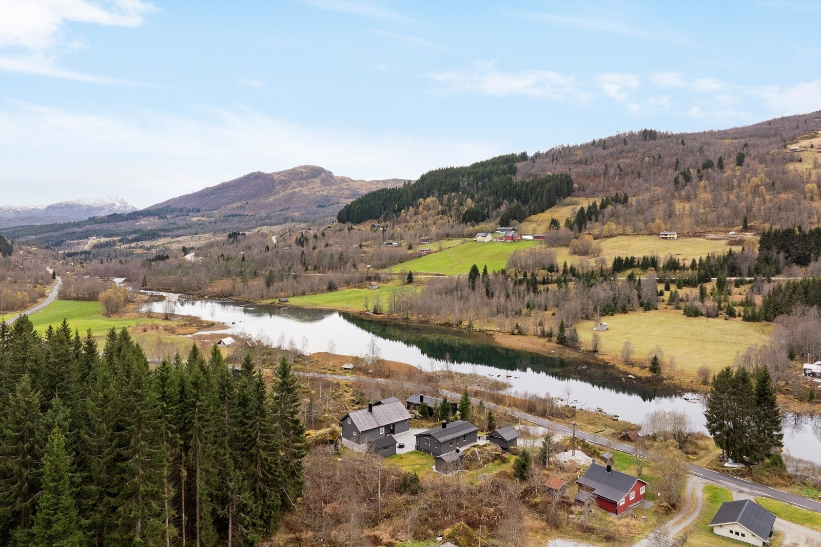 Det er kun 4 kilometer til Hodlekve Skisenter med langrennsløyper, fjellskiløyper og skiheis vinterstid, samt fjellturar og fleire andre tilbod sommarstid. Galleribilde