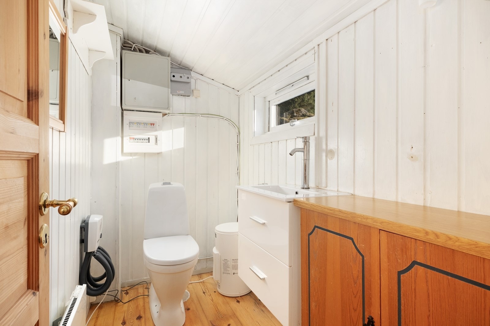 Toalettrommet er innreia med klosett og servant med underskuffer. Her er det også stoppekran og varmtvasstank. Galleribilde