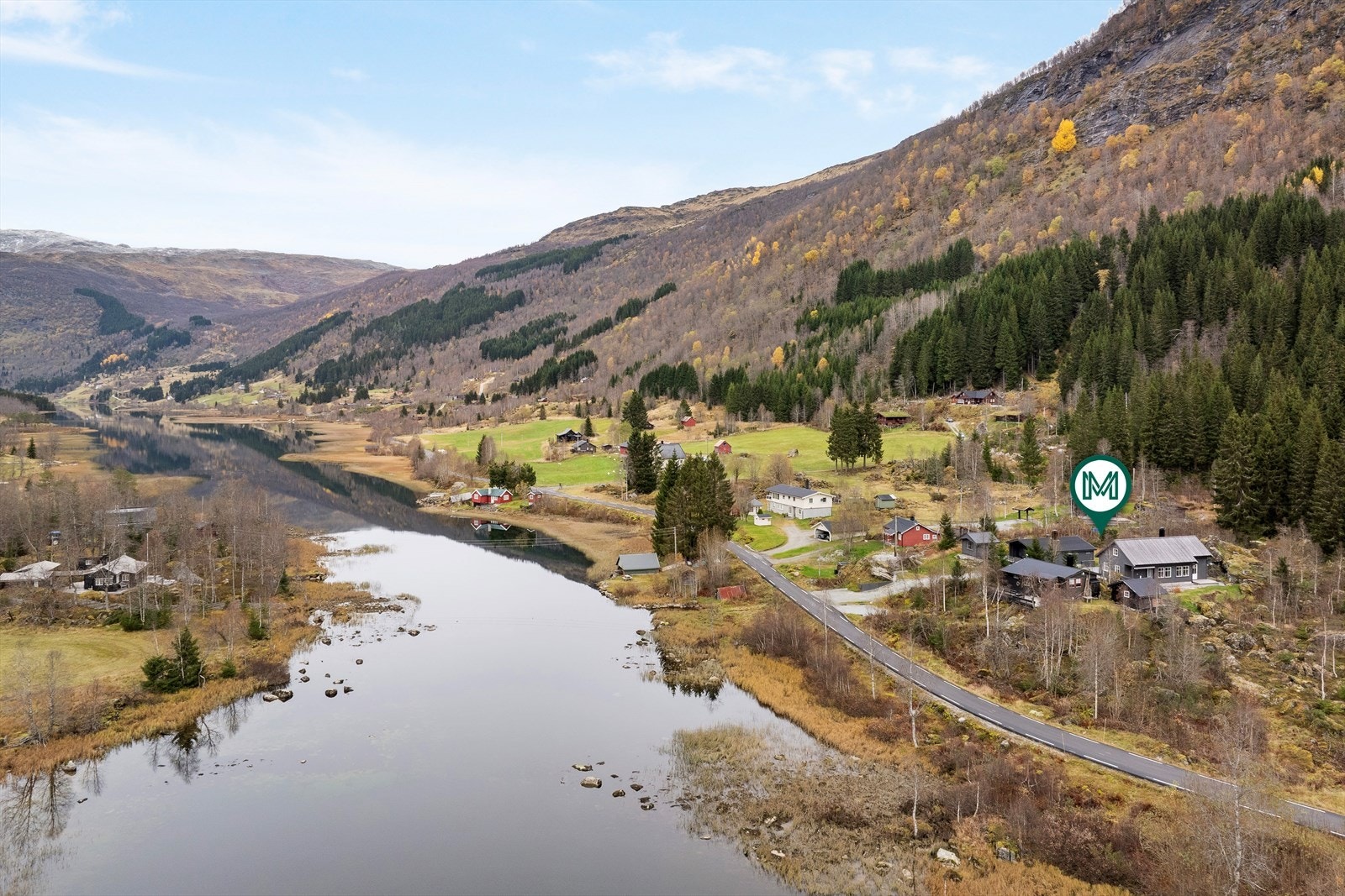 I Dalavatnet er det fint å fiske etter Aure, padle kajakk og her kan ein også bade. Galleribilde