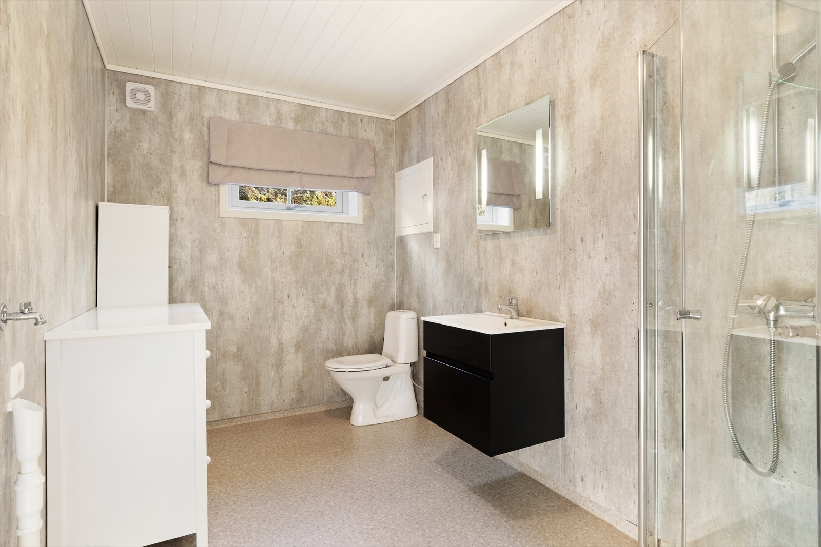 Badet er av god storleik med baderomsplater på veggar og panel i taket. Golvet har vinylbelegg og elektriske varmekablar. Galleribilde