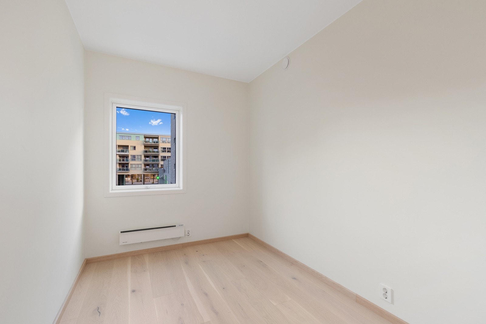 Soverom i gang er perfekt som et kontor eller gjesterom. Det er plass til dobbelt seng på alle rommene. Galleribilde