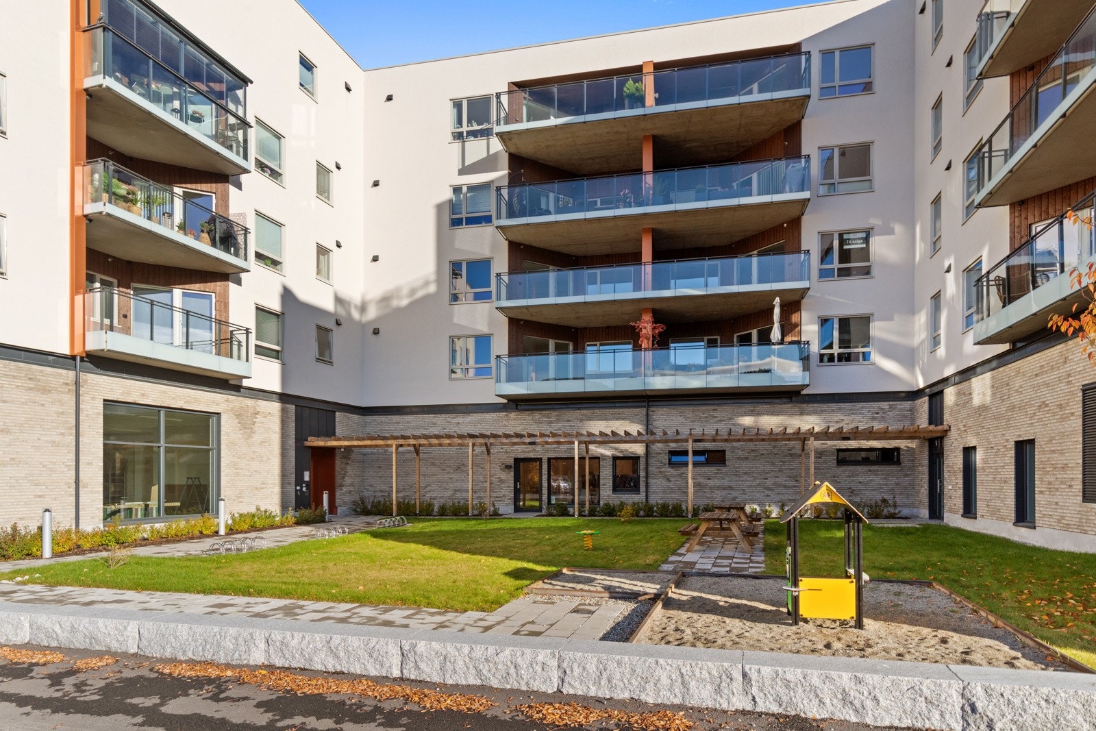 Atriummet med en liten uteplass/lekeplass. Galleribilde