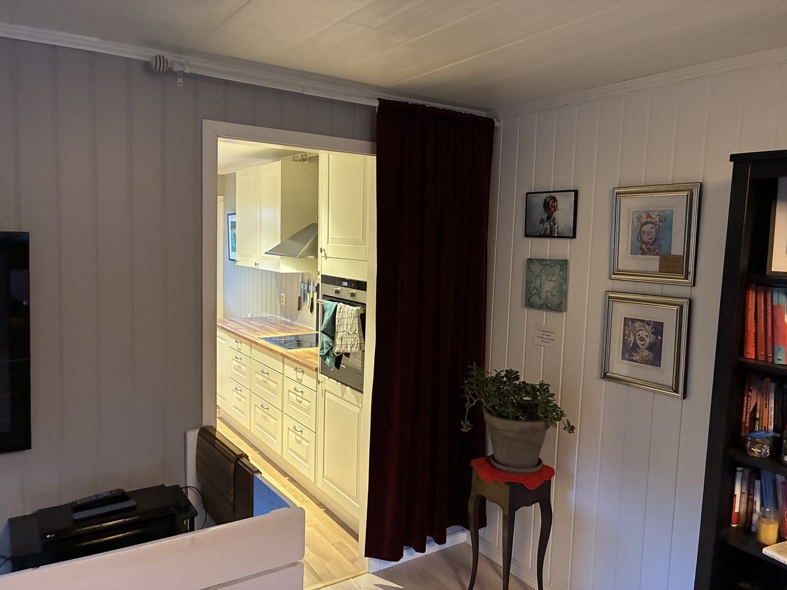 Stuen har avdelt seksjon med kjøkken Galleribilde