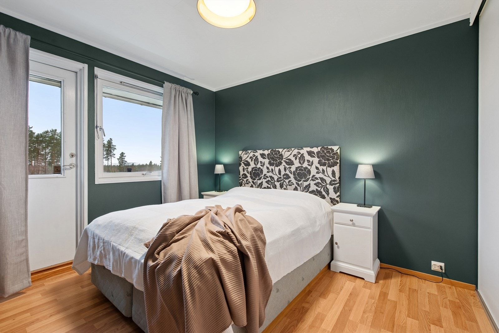 Fra det ene soverommet er det utgang til en hyggelig balkong. Galleribilde