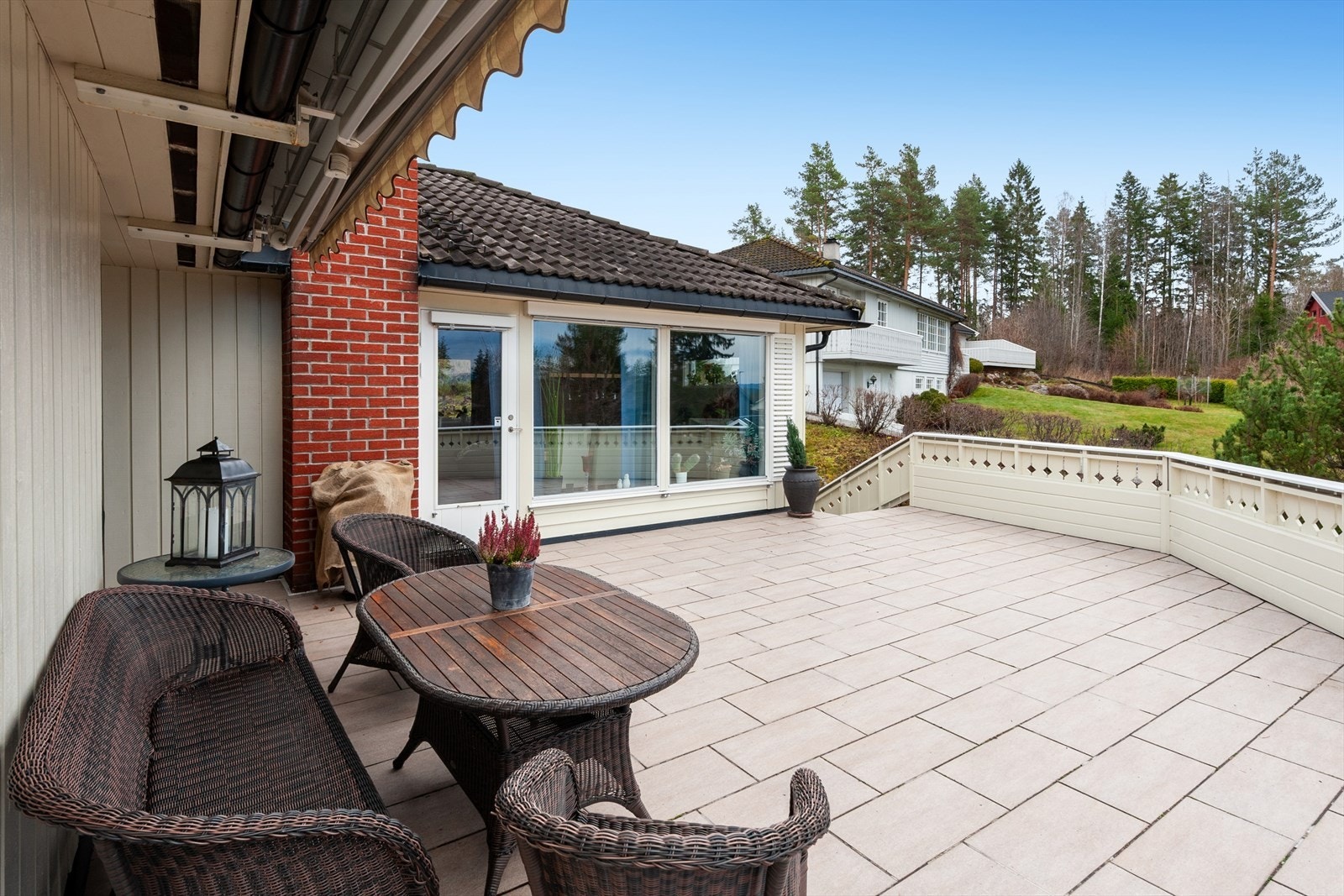 Her kan du nyte de fine sommerdagene. Det er montert markise som skjermer for solen. Galleribilde