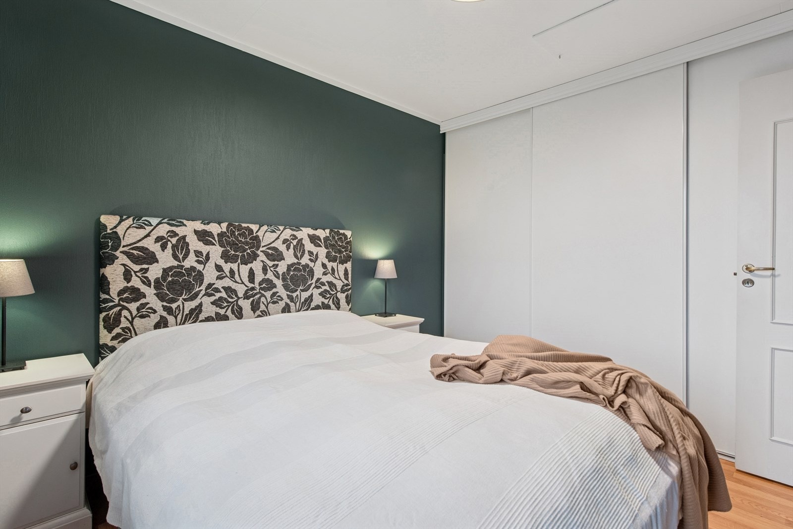 Skyvedørsgarderoben gir godt med oppbevaringsplass. Galleribilde